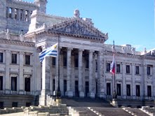 La ilegal expulsión de un uruguayo residente en Canarias llega al Parlamento