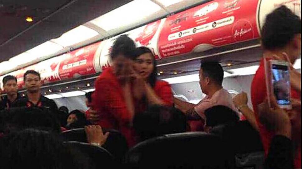 Una pareja de pasajeros enojados le tiró agua hirviendo a una azafata