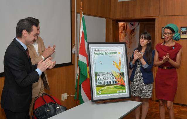Lanzamiento del sello postal por el 35 aniversario del inicio de las Relaciones Diplomáticas entre Surinam y Uruguay