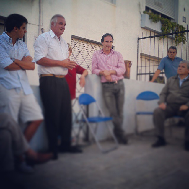 Álvaro Garcé junto al edil Felipe Paullier (AN) en reunión con vecinos de Brazo Oriental