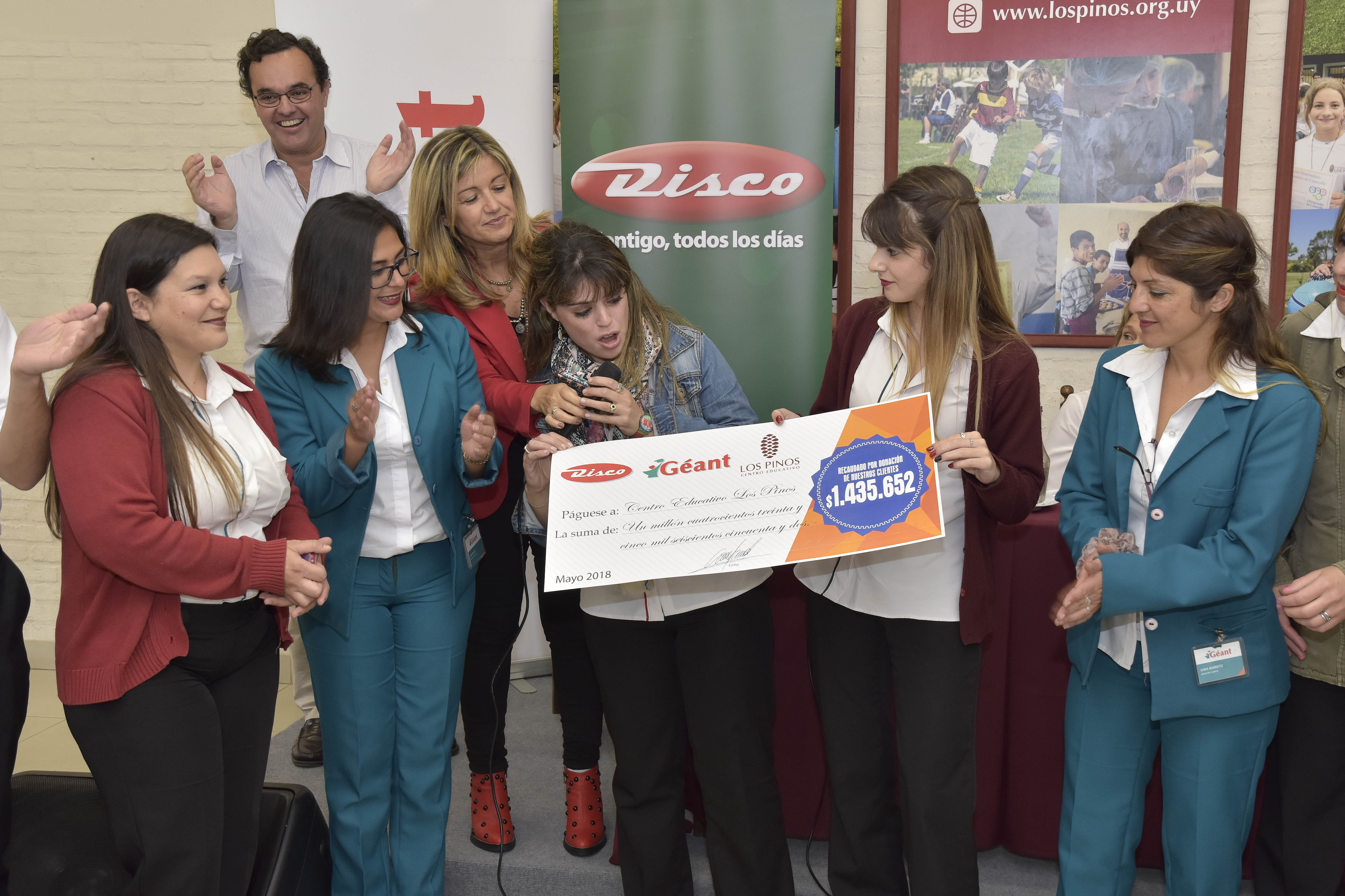 Entrega del cheque de supermercados Disco y Géant al Centro Educativo Los Pinos