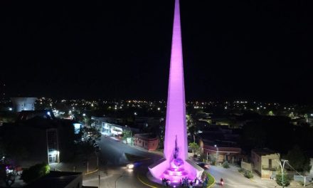 Obelisco de Treinta y Tres iluminado de color rosa