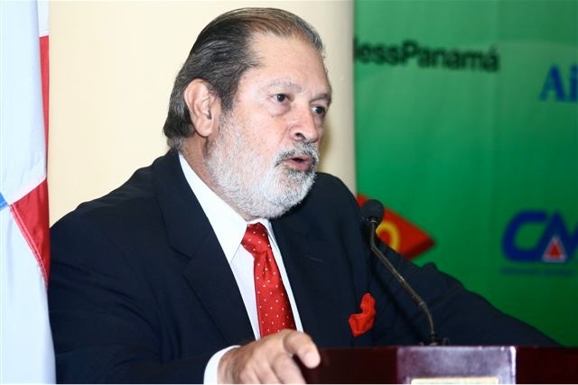 Charla de Arbilla acerca de los 90 años de historia del Yacht Club Punta del Este