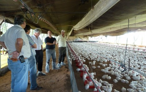 Firma de convenio entre la Intendencia de Canelones y la Asociación de Faconeros de Pollos Unidos