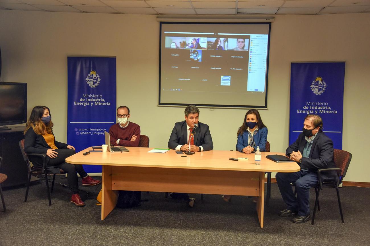 Uruguay cuenta con 83 señales de televisión, 317 radios FM y 87 radios AM