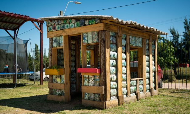 Bimbo instaló juegos infantiles elaborados con ecoladrillos en la fundación La Nave