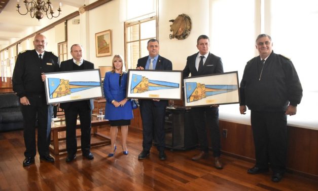 Alcalde Javier Carballal recibió distinción por parte de la Armada