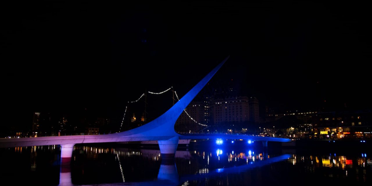 Argentina vuelve a iluminarse de azul por la independencia de Uruguay