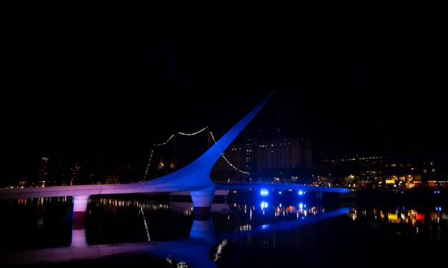 Argentina vuelve a iluminarse de azul por la independencia de Uruguay