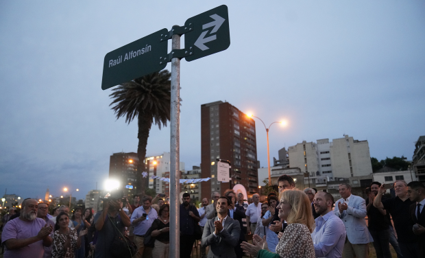 Calle de Montevideo lleva el nombre de Raúl Alfonsín
