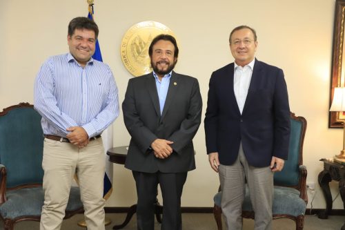 Arezo y autoridades El Salvador