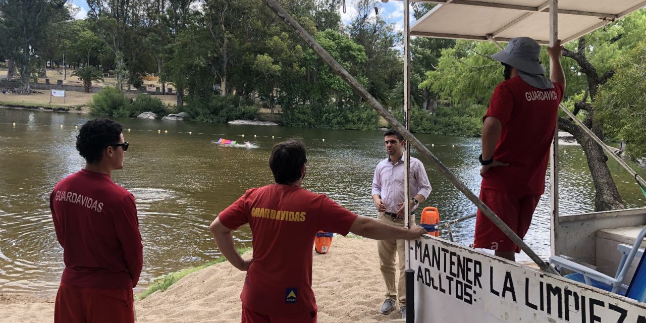 Guardavidas de Florida rescataron a niña que se estaba bañando en el río Santa Lucía chico