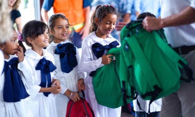 Alur entregó 1588 mochilas a 10 escuelas públicas de la zona de Bella Unión