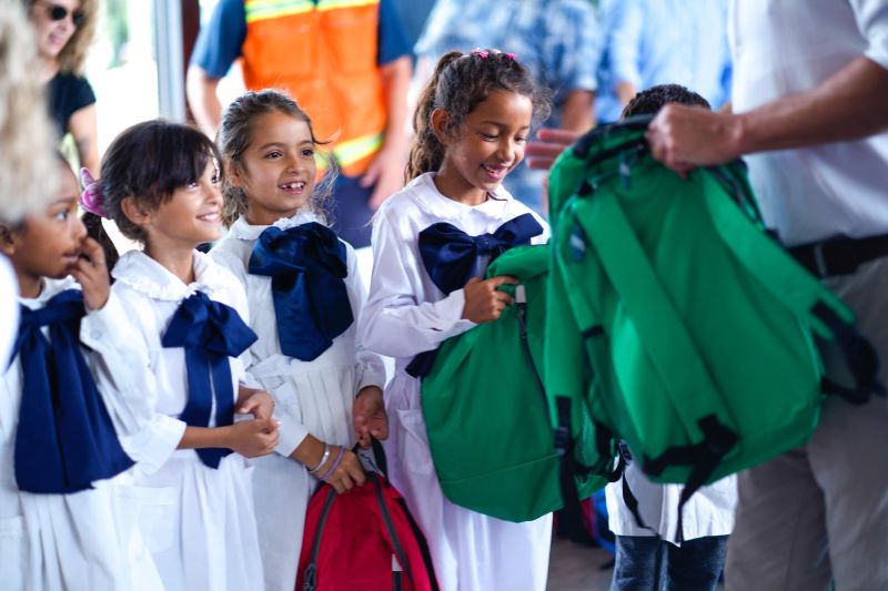 Alur entregó 1588 mochilas a 10 escuelas públicas de la zona de Bella Unión