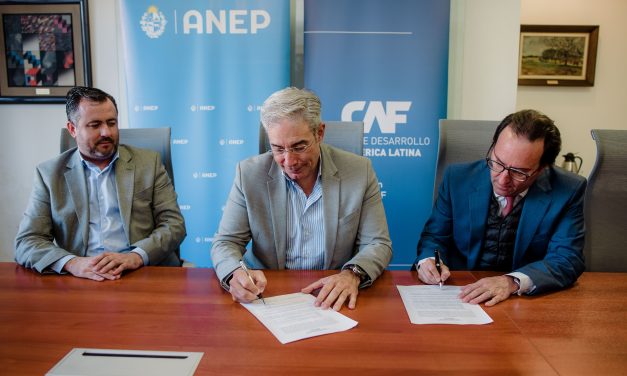 CAF donó computadoras a la Administración Nacional de Educación Pública (ANEP)