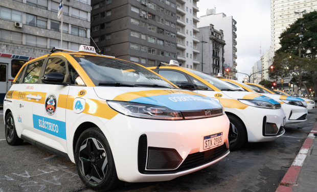Intendencia de Montevideo presentó 20 nuevos taxis eléctricos
