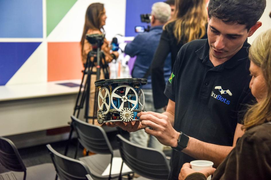 Estudiantes de UTEC premiados en mundial de robótica: “Es un logro que saca a la luz lo mejor que tiene nuestro país”