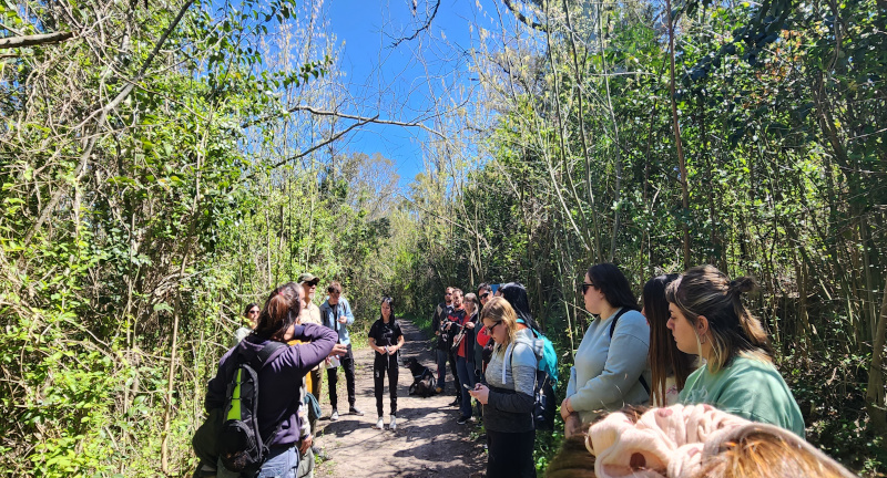 ESTUDIANTES DEL INSTITUTO DE FORMACIÓN DOCENTE PARTICIPAN DE MONITOREO AMBIENTAL EN EL SENDERO CANELÓN CHICO
