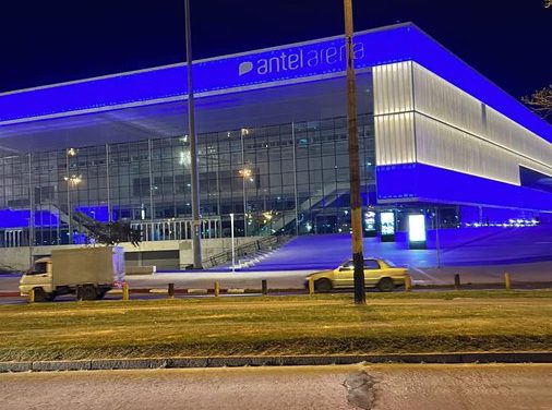 Antel Arena con los colores de Israel y por la Paz