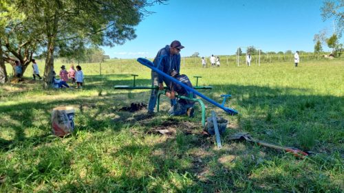 Donación Sauce a escuela rural