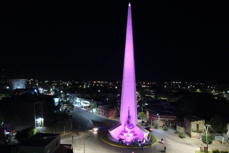Obelisco de Treinta y Tres iluminado de color rosa