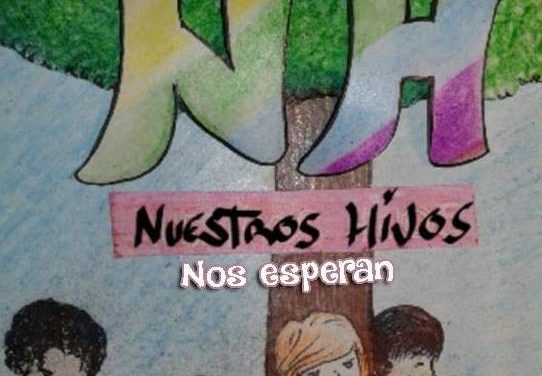 Entrega de libros de madera tallada creados por mujeres privadas de libertad