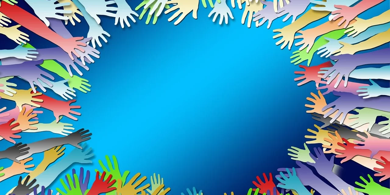 “Heladeraamiga” recibe donaciones de túnicas, mochilas y/o útiles escolares