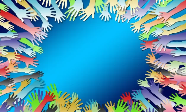 “Heladeraamiga” recibe donaciones de túnicas, mochilas y/o útiles escolares