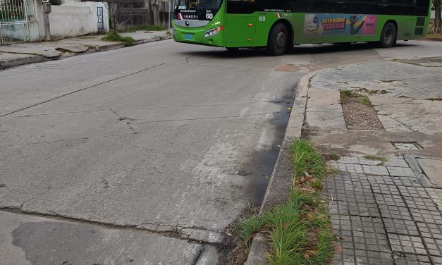 La línea 526 vuelve a cambiar de recorrido por el estado deplorable de la calle Santiago del Estero