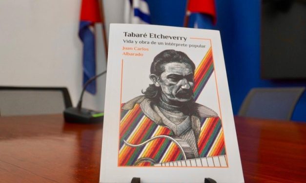 Juan Carlos Albarado presentó su libro sobre Tabaré Etcheverry