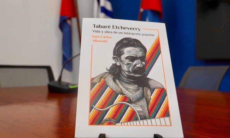 Juan Carlos Albarado presentó su libro sobre Tabaré Etcheverry