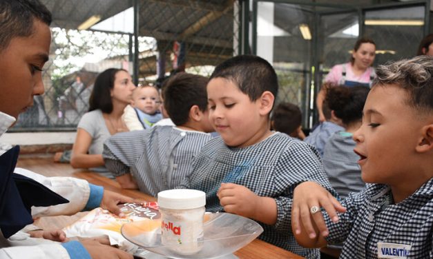 Niños y niñas de la escuela n.° 271 de Cerro Norte cocinaron en familia por la integración