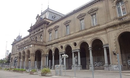 PASAJEROS RECLAMAN TRENES A 25 DE AGOSTO Y  EXIGEN DEFINICIONES SOBRE ESTACIÓN CENTRAL A 22 AÑOS DE SU CIERRE