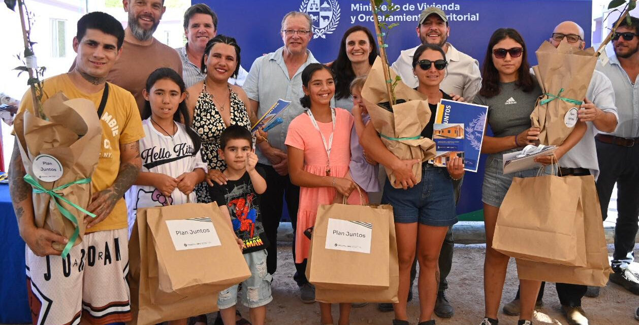MVOT entregó 23 viviendas en Fray Bentos