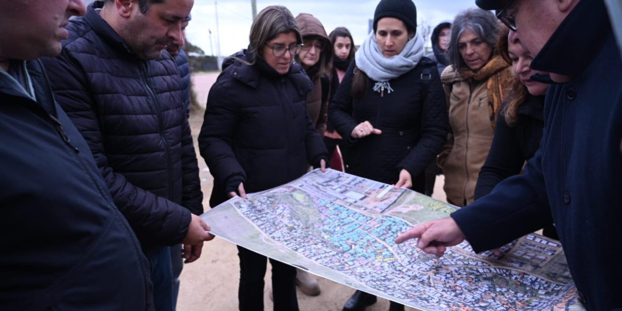 MINISTRA PASEYRO RECORRIÓ ASENTAMIENTO EN MALDONADO Y ANUNCIÓ QUE EN UNA PRIMERA ETAPA ENTREGARÁN 100 VIVIENDAS
