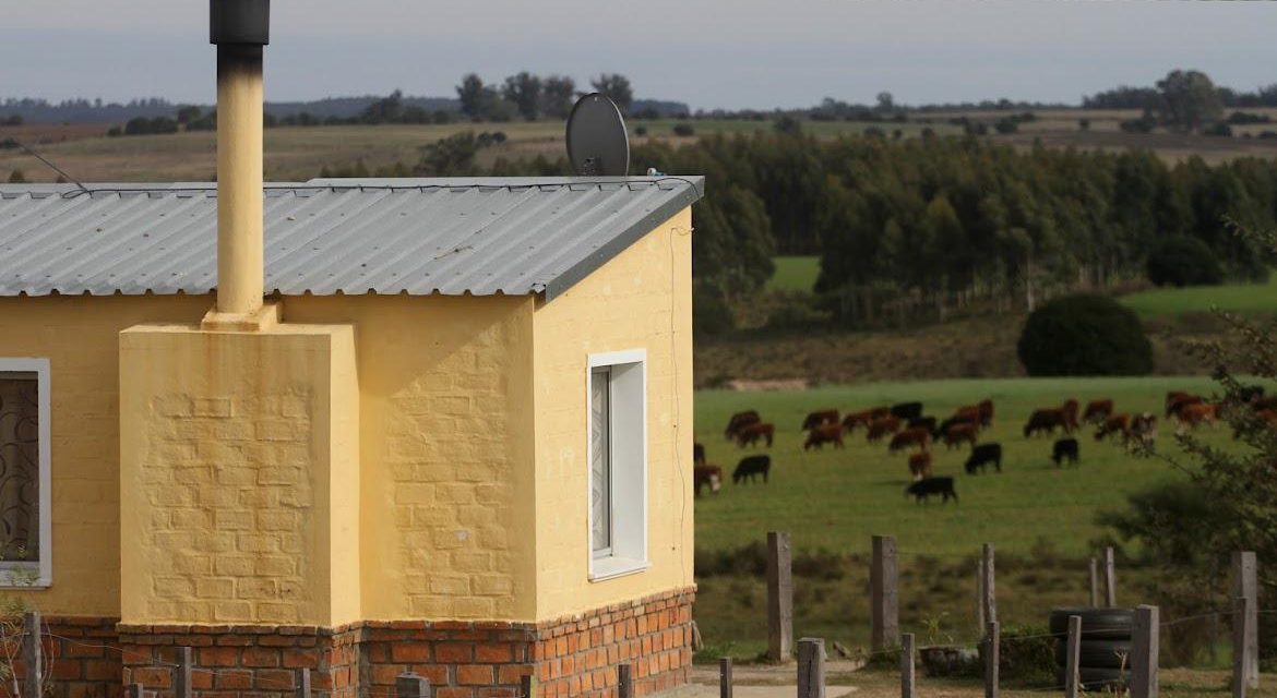 Ministra Paseyro asume el compromiso de comenzar a erradicar agrupamientos rurales irregulares