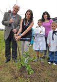 Grupo Disco fomenta el cuidado del medio ambiente a través de la plantación de árboles en centros educativos