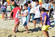 Coca-Cola promueve el bienestar físico a través de actividades deportivas en la playa