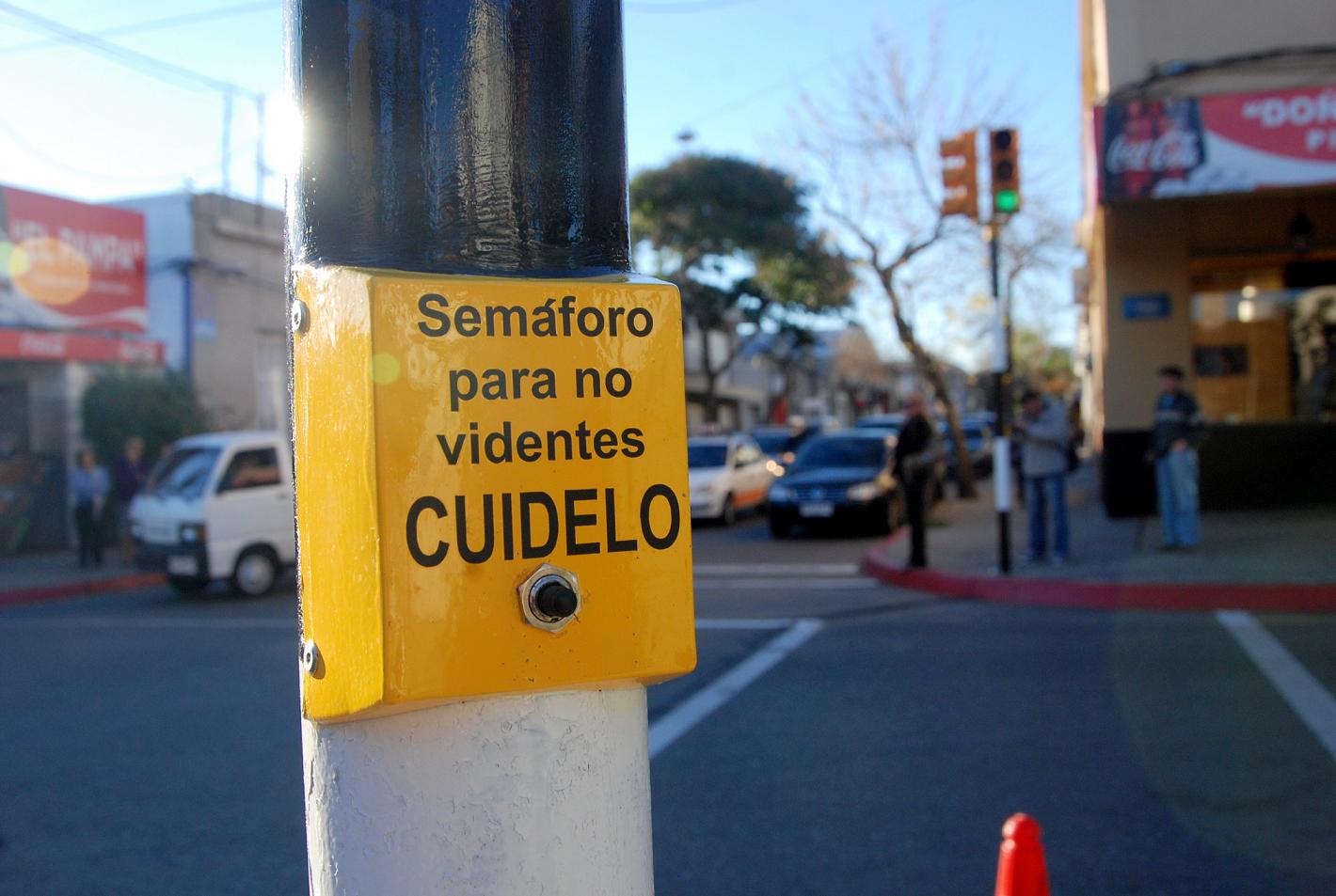 Intendencia de Salto avanza en su política de inclusión social, instalando el primer semáforo sonoro