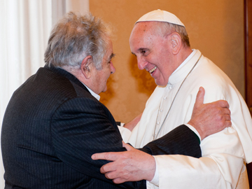 Mujica sobre el Papa: «Si lo dejan se va a poner a hacer una revolución en el seno de la Iglesia, hacia la sencillez”