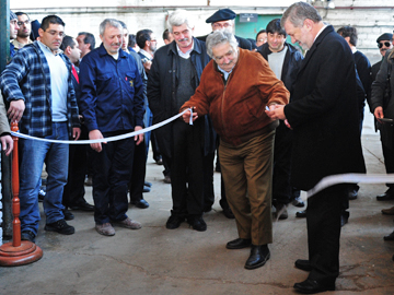 Mujica saludó apertura de planta y apeló a responsabilidad de trabajadores para gobernarse