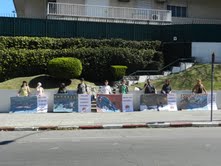 Activistas expusieron gigantografías en Embajada de Japón en Uruguay en protesta contra la matanza de delfines