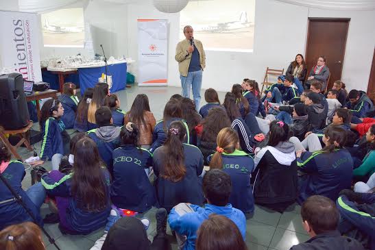 Jóvenes de La Teja celebran el mes del libro con una emotiva charla de Daniel Fernández Strauch, sobreviviente de la tragedia de los Andes