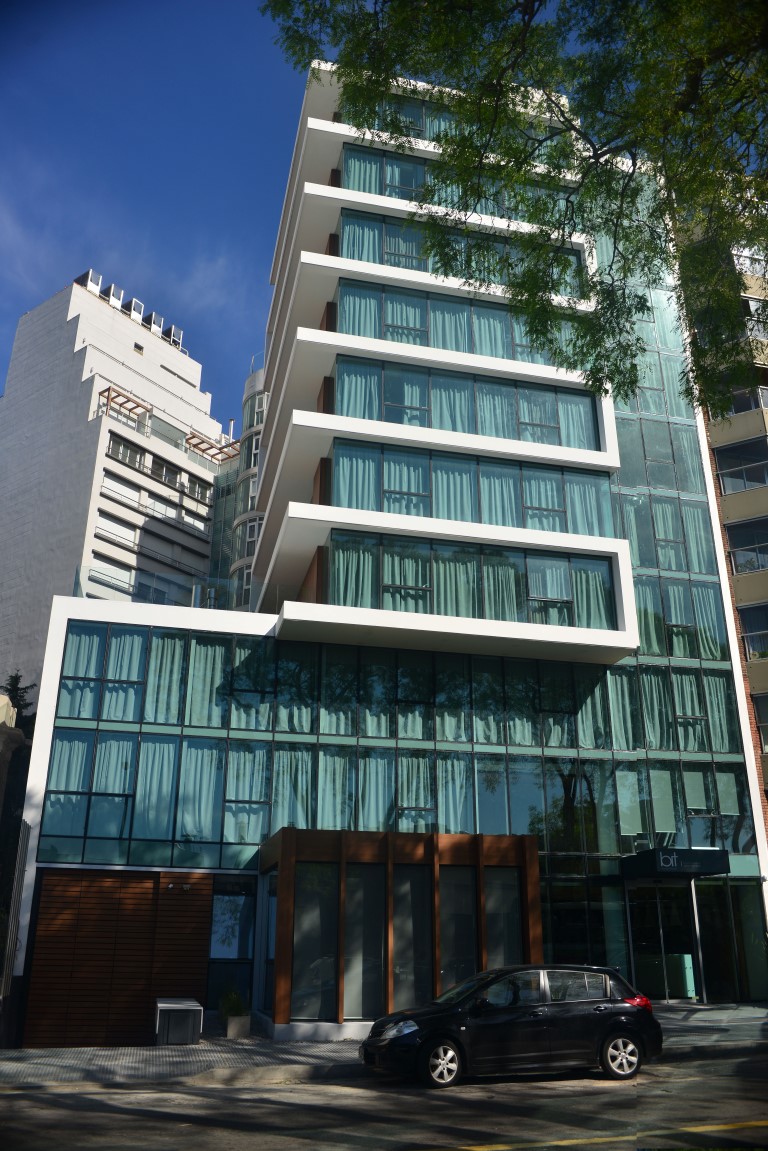 BIT Design Hotel Montevideo propone alojamiento y servicios pensados para ejecutivos