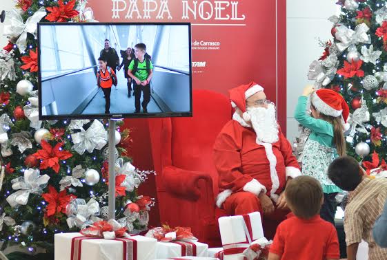 Lan y Tam y Aeropuerto le hacen un regalo a Papa Noel