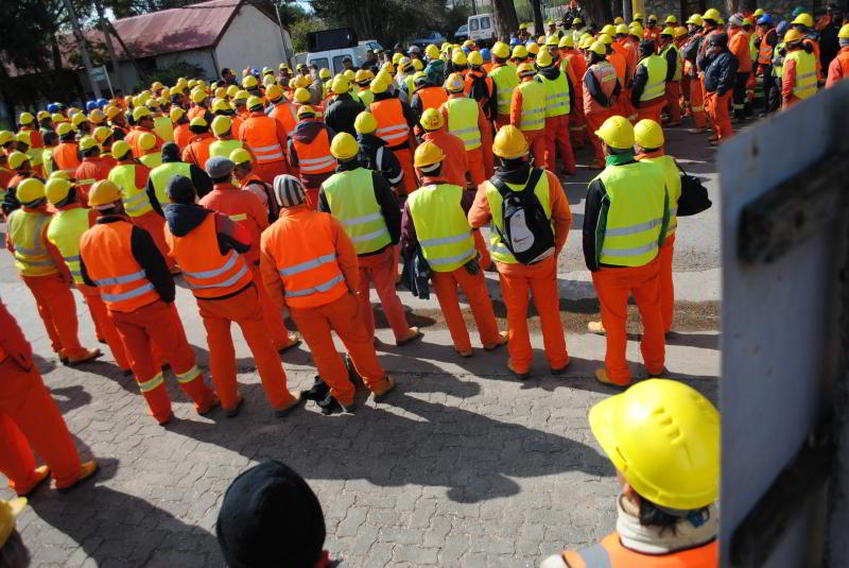 Los trabajadores de la construcción detienen sus tareas y se movilizan ante muerte de trabajador en un accidente