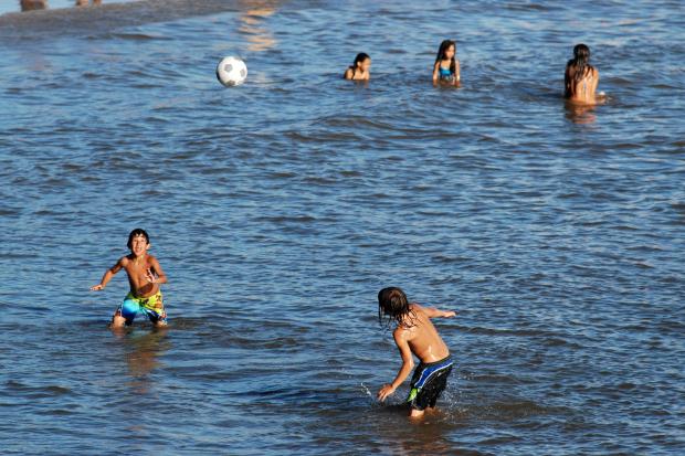Todas las playas montevideanas habilitadas son aptas para baños