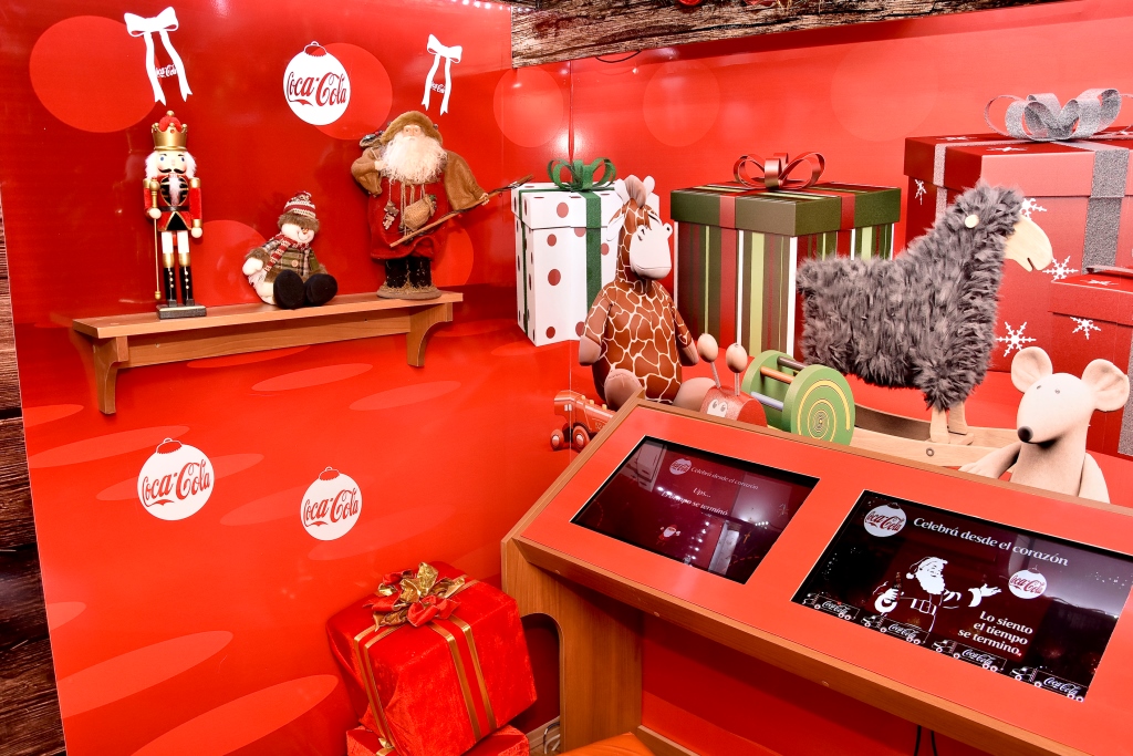 Papá Noel invita a un viaje virtual en el espacio navideño de Coca-Cola y Grupo Disco