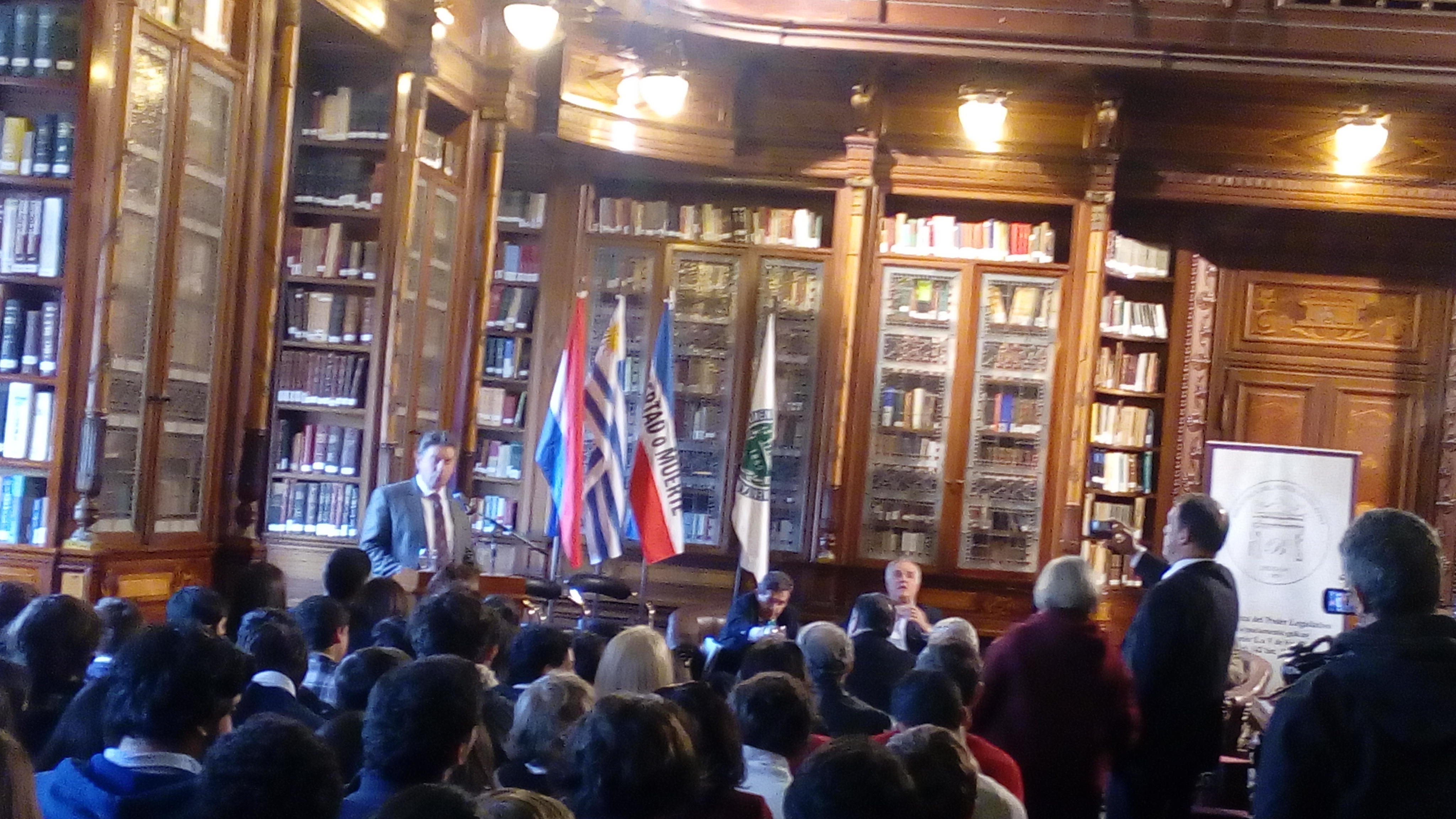 Con presencia de jóvenes liceales, Biblioteca del Parlamento conmemoró Día Internacional de la Democracia