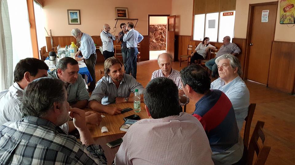 Senador Luis Lacalle Pou con productores de caña de azúcar de Bella Unión